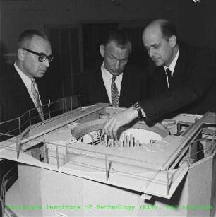 Präsentation eines Modells der Reaktorsäule des Forschungsreaktors 2 (FR 2) mit geöffnetem Core