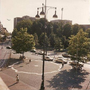Hansjakob, Gottfried; Augsburg - Innenstadt, Königsplatz, Ernst-Reuter-Platz; Königsplatz und Fußgängerzone - Königsplatz (östlicher Abschnitt), Platzgestaltung vom Fußgängerbereich mit zentraler Mosaikpflasterung