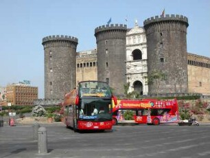 Neapel - Castel Nuovo : Rundfahrtbusse vor dem Castel Nuovo. Aufgenommen in Neapel am 24. Juli 2004