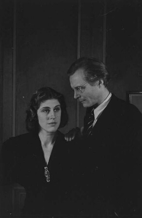 Szenenbilder aus dem Stück "Auf der anderen Seite" von Lillian Hellman am Hebbel-Theater Berlin