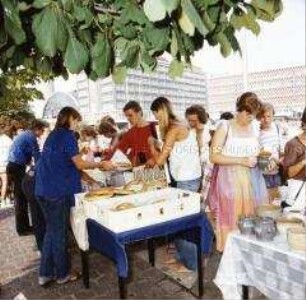 FDJ-Studentensommer: Solidaritätsbasar am Alexanderplatz in Berlin