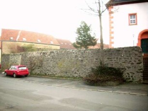 Ansicht von Westen im Westnordwesten mit Kirchhofmauer (Wehrgang mit Steinbrüstung im 18 Jh abgetragen)-in der Basis terrainstabilisierende Futtermauer