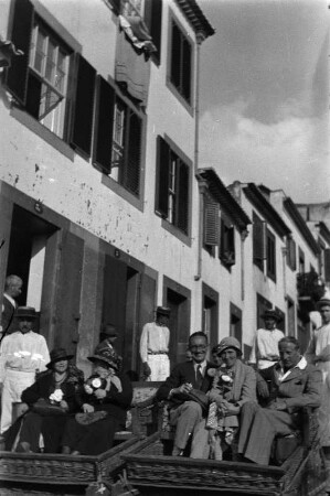 Gasse in Funchal : Passagieren in einem Karren in einer Gasse in Funchal. Ganz rechts: Ernst Ackermann.