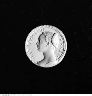 Medaille der Livia Marzi (* 1539 Siena): Brustporträt mit geflochtenen Haaren nach links; Perlrand