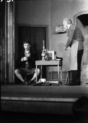Carows Lachbühne: Erich Carow in "Ein alter Flickschuster"; Erich Carow (essend, Meister stehend dabei)