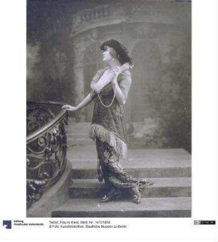 Frau in Kleid