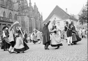 Freiburg: Münsterplatz; Trachtengruppe aus Villingen