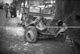 Verunfalltes Auto (Horch?) am Straßenrand