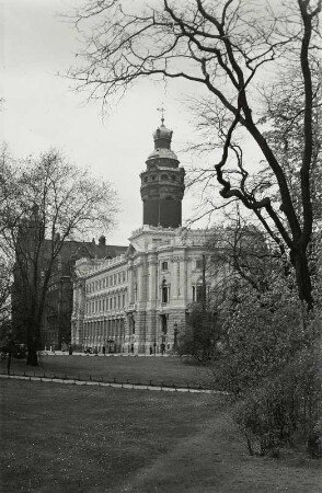 Leipzig, Deutsche Bank : Leipzig. Ansicht von den Ringanlagen, im Hintergrund der Turm des Neuen Rathauses (1899-1905 von Hugo Licht)