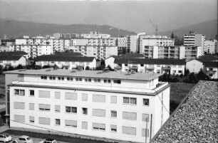 Freiburg; [Betzenhausen-]Bischofslinde: Vom Dach des Altenheims Uhlenhuthstraße auf Neubauten Bischofslinde