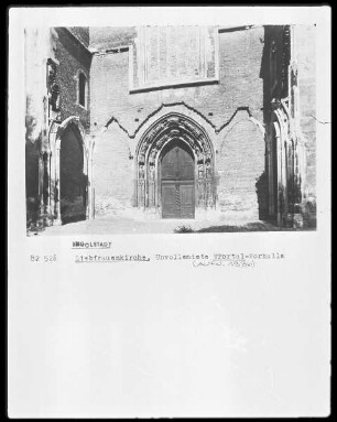 Gewände mit Apostelfiguren