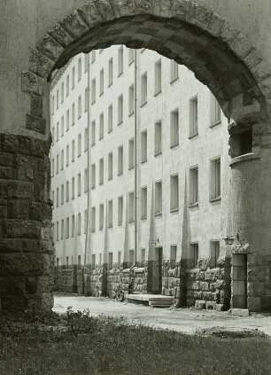 Münchner Platz, Helmholtzstraße