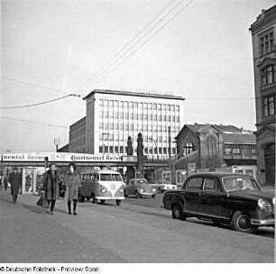 Berlin-Schöneberg, Potsdamer Straße. U-Bahnstation Bülowstraße und Gebäude der Berliner Commerzbank