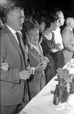Chemiker; Studentenabend Lindau Sängerhalle 2.7.: Hans v. Euler-Chelpin schunkelt stehend