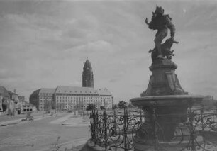 Dresden. Gänsediebbrunnen von Robert Diez (1878) und Rathaus
