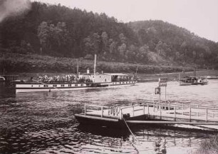 Dampfer "Dresden" : Personen-Seitenraddampfer "Dresden" (III), 1879, Werft Blasewitz) der Sächsisch-Böhmischen Dampfschiffahrtsgesellschaft. Schrägansicht bei Vorbeifahrt an der Anlegestelle der Bahnhofssfähre Bad Schandau