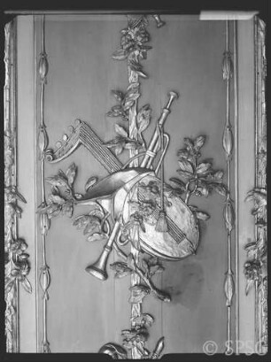Potsdam, Neues Palais, Konzertzimmer, R.: 211 Ornament der Westwand, rechts vom mittleren Spiegel.