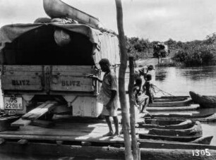 Am Lufuzi-Fluss : Wagen der Expedition am Lufuzi-Fluss.