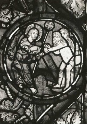 Erfurt. Barfüßerkirche. Chor. Farbige Glasfenster (nach der Restaurierung 1960). Nordostfenster, Mittelbahn, Zeile 11: Christus in der Vorhölle, linkes Kreismedaillon (Durchmessser 30 cm). Spätromanisch. Gesamtaufnahme