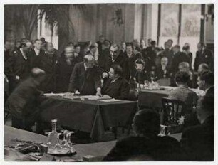 Abschlusssitzung der Lausanner Abrüstungskonferenz. Édouard Herriot während der Unterzeichnung des Vertrages über die Beendigung der deutschen Reparationszahlungen. Mitte: Édouard Herriot