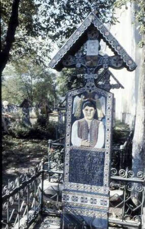 Sapinta: Der Lustige Friedhof, bemalte Kreuze