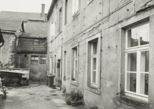 Radeburg, Wohnhaus : Radeburg. Wohnhaus mit Läden. Kirchgasse 2 / Ecke Markt. Um 1840. Hofansicht
