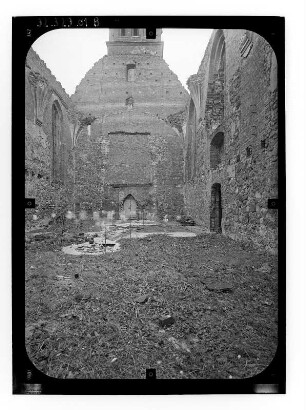 Müncheberg. Ruine der Stadtpfarrkirche St. Marien. Inneres nach Westen