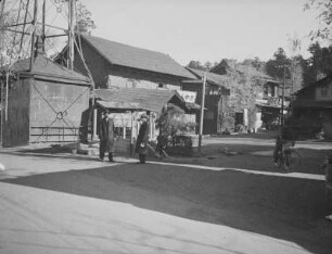 Platz vor dem Tempel in Fuchu (vielleicht dem Jindai-Ji) : Straßenbild