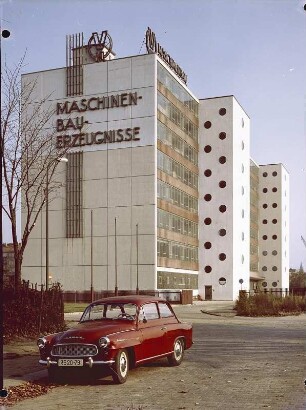 Dresden-Striesen, Spenerstraße 35. Verwaltungskontor Maschinenbauerzeugnisse (1962-1964; L. Schendel, H. Schwenke), davor Skoda Octavia Super