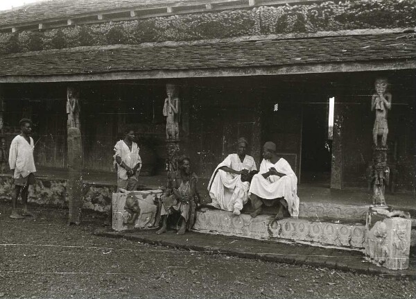 Indigènes devant l'entrée du musée de Fumban (capitale du pays bamum)