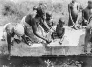 Frauen beim Waschen : Frauen mit kleinen Kindern beim Wäsche waschen