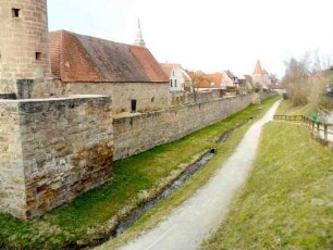 Stadtbefestigung-Stadtmauer im Süden (innere und äußere Mauer) vom Bürgerturm mit Graben nach Osten