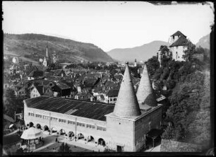 Österreich, Feldkirch. Stadtansicht mit Stadthalle und Schattenburg (rechts)