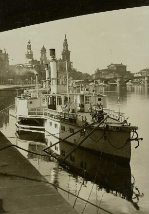 Dampfer Lößnitz : Dresden, Blick von der Carolabrücke auf den Dampfer "Lößnitz" (1873, Werft Blasewitz) und elbabwärts auf Dampferanlegestelle und Altstadt