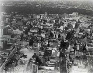Luftaufnahme, Blick von Süden über die Wohnbebauung Schöneberg Richtung Kulturforum und Shellhaus. Berlin-Tiergarten, Potsdamer Straße