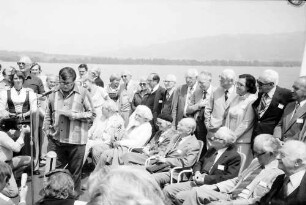 31. Tagung 1981 (29.6.-3.7.) Mediziner; Maikäferrede an Bord: am Mikrofon Daniel C. Gajdusek; links hinter ihm Gräfin Sonja Bernadotte, Graf Lennart Bernadotte; rechts sitzend: Sir Peter Medawar, Konrad Lorenz, Frau Pauling, André F. Cournand, Sir Hans A. Krebs, Rodney R. Porter, Linus C. Pauling, hinten stehend rechts von Daniel C. Gajdusek: Lady Medawar, ?, Christian R. de Duve, Frau Luria, Salvador E. Luria, Nikolaas Tinbergen, Sir John C. Eccles, Sir Bernard Katz, Adolf Butenandt, Rosalyn Yalow, Ernst O. Fischer