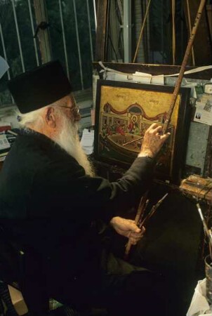 Ein Mönch des Klosters Stavrovounis beim Malen einer Ikone