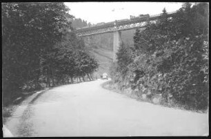 Niklasberg. Eisenbahnbrücke mit Eisenbahn