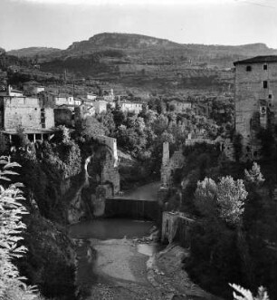 Ascoli Satriano. Ortsteilansicht mit mittelalterlicher Brücker und Burg