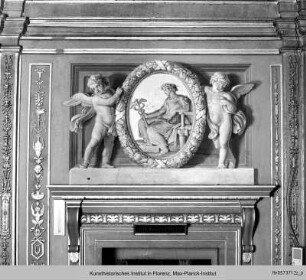 Decken- und Wanddekoration : Wanddekoration mit Allegorien und Tugenden : Supraporte mit Putten, ein Medaillon haltend