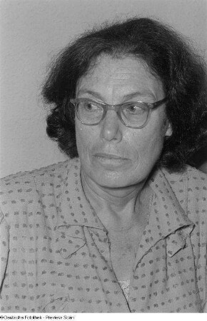 Porträt von Gertrud Neroslow, Direktorin der Helmholtz-Oberschule