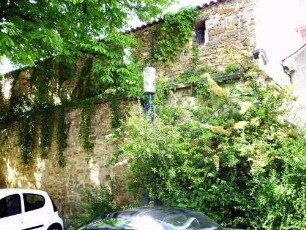 Kirchhof im Norden mit erhaltener fester Kirchhofmauer in Originalhöhe -Steinbrüstung mit Schießscharten restauriert (hölzerner Laufgang und Regendach nicht ergänzt)