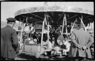 Fahrgeschäft/Karussell auf einem Jahrmarkt oder Volksfest