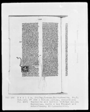 Biblia latina — Initiale V (erbum dui), darin der Prophet Sophonias, Folio 402verso