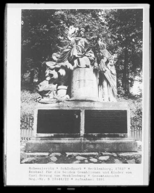 Denkmal für die beiden Gemahlinnen und Kinder von Carl Herzog von Mecklenburg