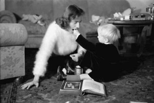 Bukarest: Söhnchen [Festenberg] mit Mama und Buch