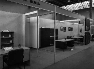 Ausstellungskojen des VEB Möbelkombinat Berlin (MKB) mit Arbeitszimmermöbeln
