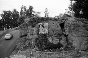 St. Odile: Passionstafel am Felsen, links Zufahrtstraße