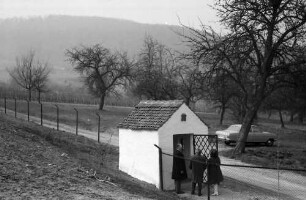 Schönberg: Kapellchen am Wasserhochbehälter mit Personen