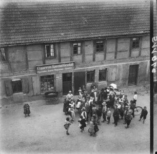 Drehorgel v. Thomas : Coswig. Hauptstraße, Drehorgelspieler vor dem Cigarren-Special-Geschäft Louis Thomas